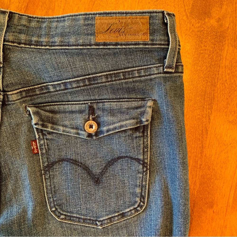 Classic Flare Levi’s Demi Curve Jeans Women’s size 8 Back Pocket Detail